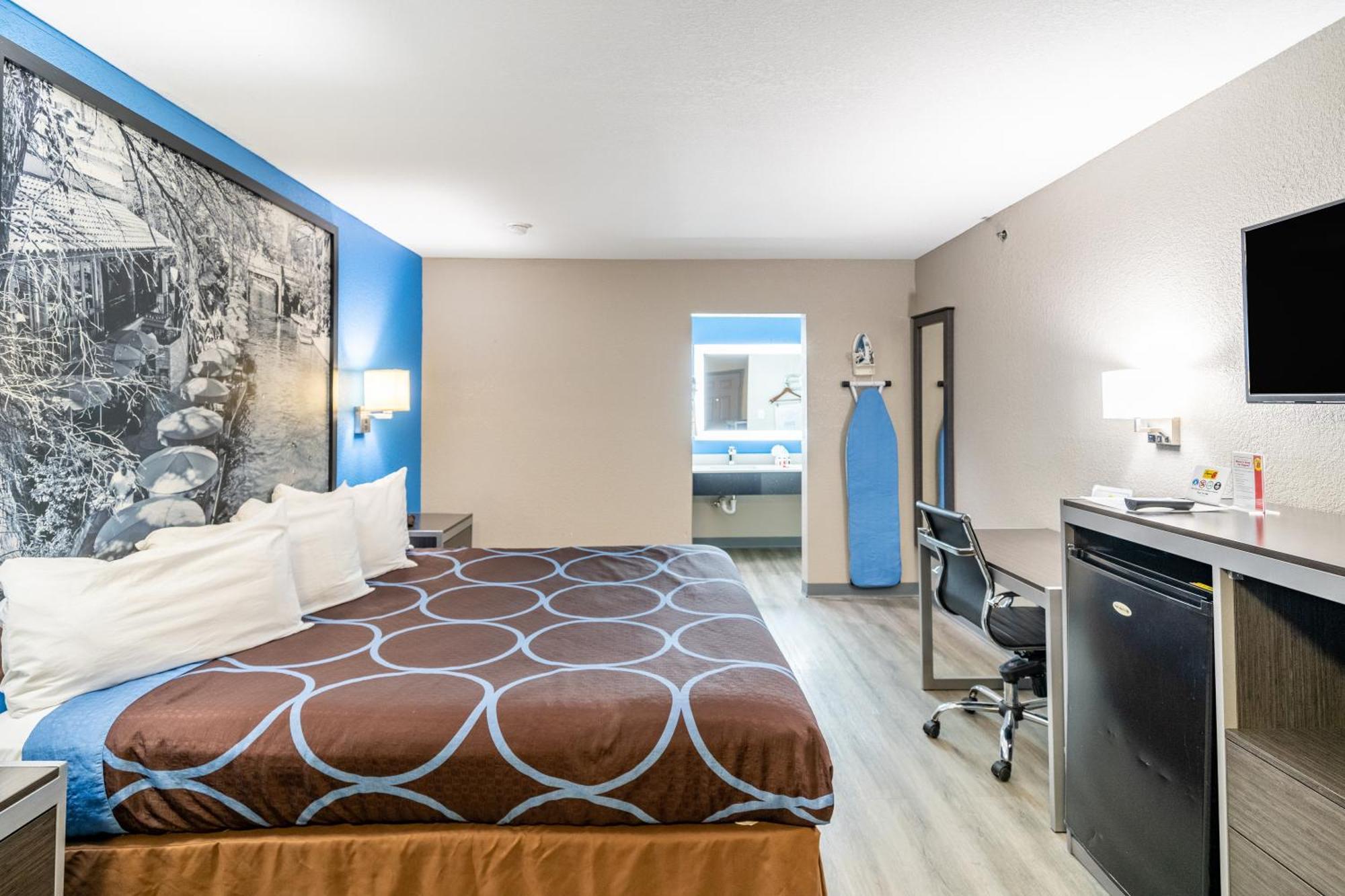 Super 8 By Wyndham San Antonio/Riverwalk Area Exterior photo