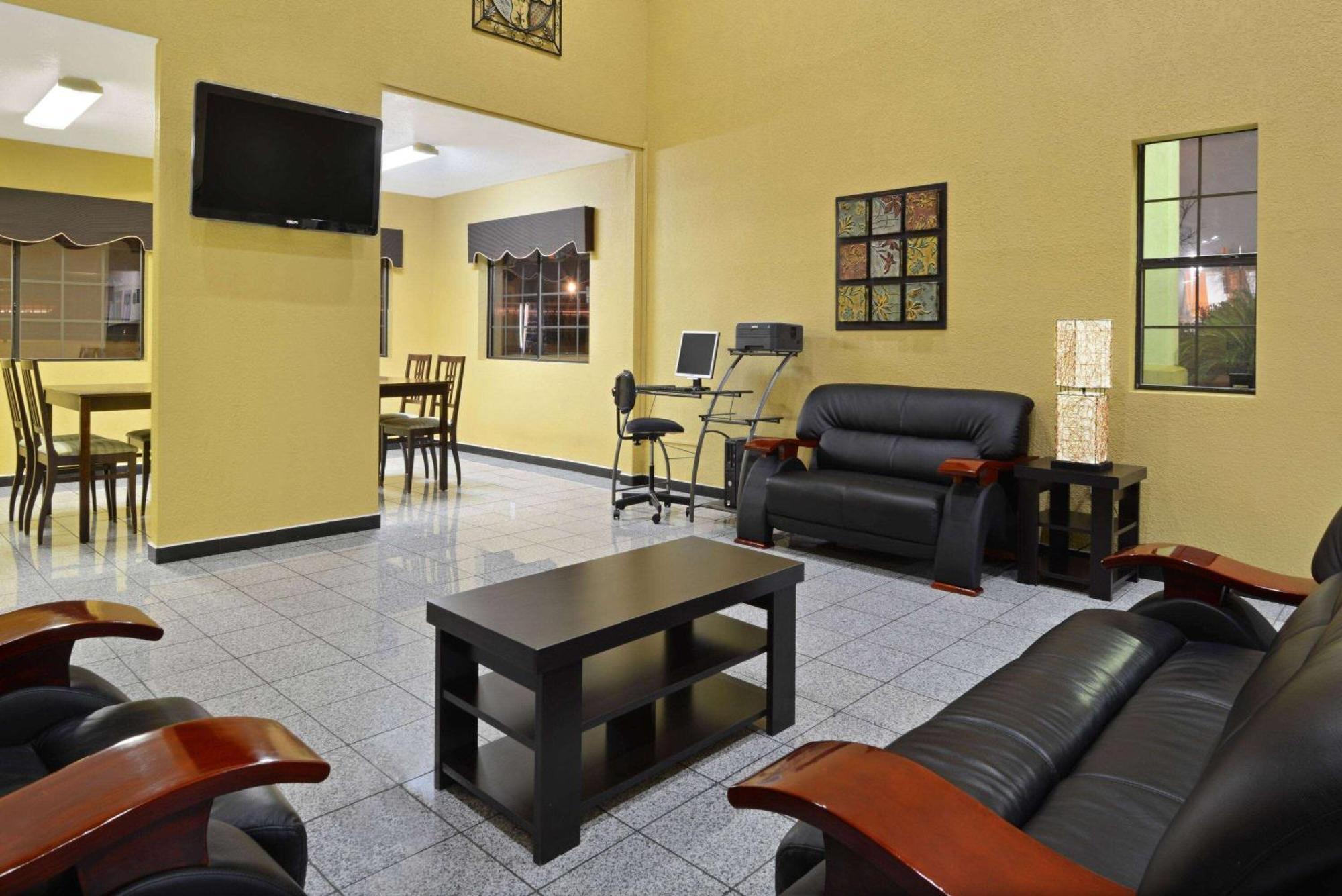 Super 8 By Wyndham San Antonio/Riverwalk Area Exterior photo